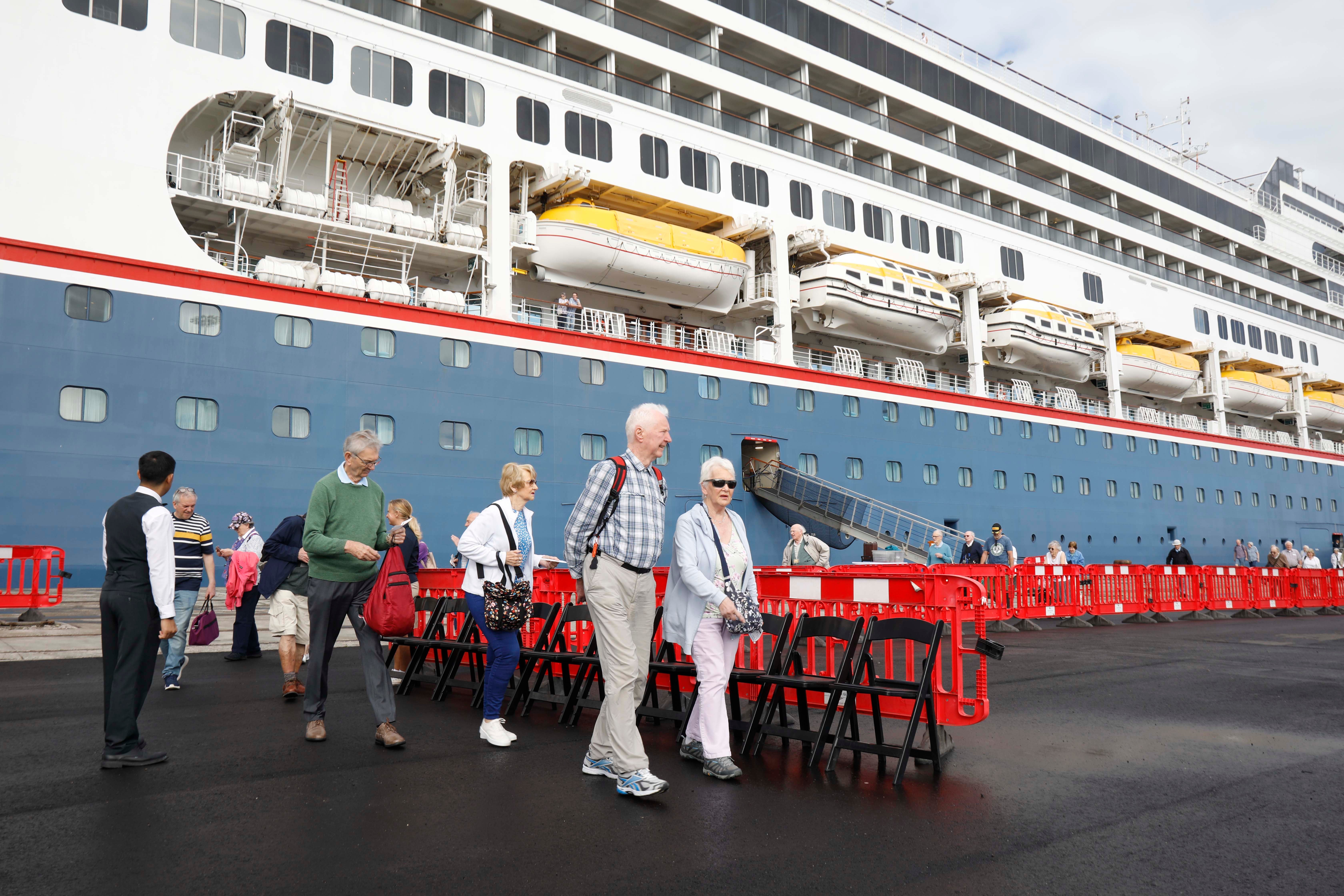 Los cruceristas del 'Bolette' desembarcaron a primera hora de este miércoles en El Musel.