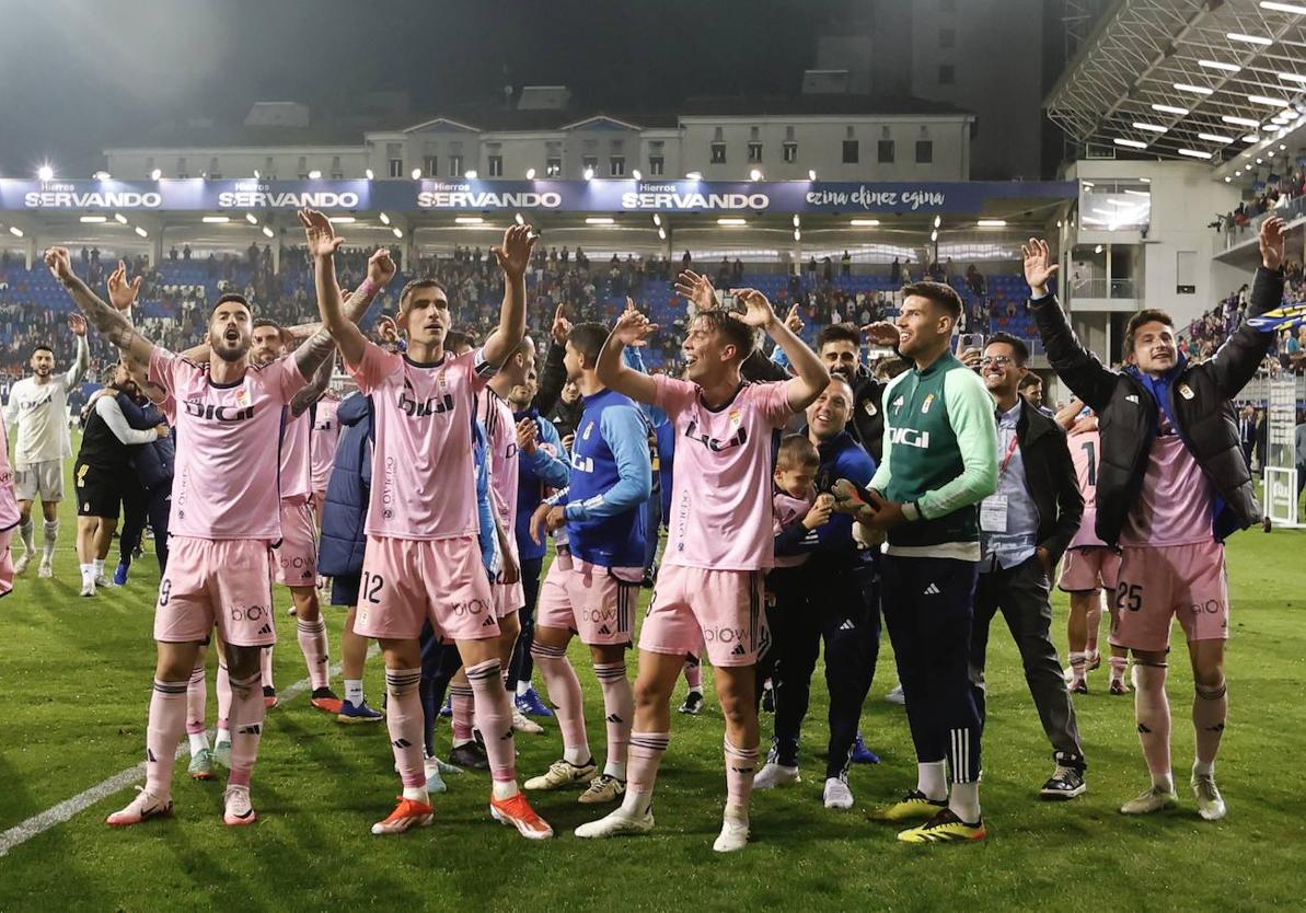 Los jugadores del Oviedo celebran la victoria en Ipurúa.