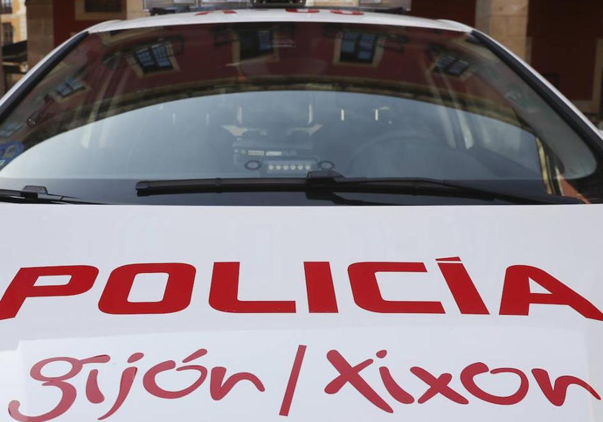 Un coche de la Policía Local de Gijón.