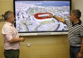 Los concejales socialistas Jacobo López y José Ramón Tuero, esta mañana, en el Ayuntamiento, con una infografía de su propuesta de ampliación de El Molinón para El Mundial