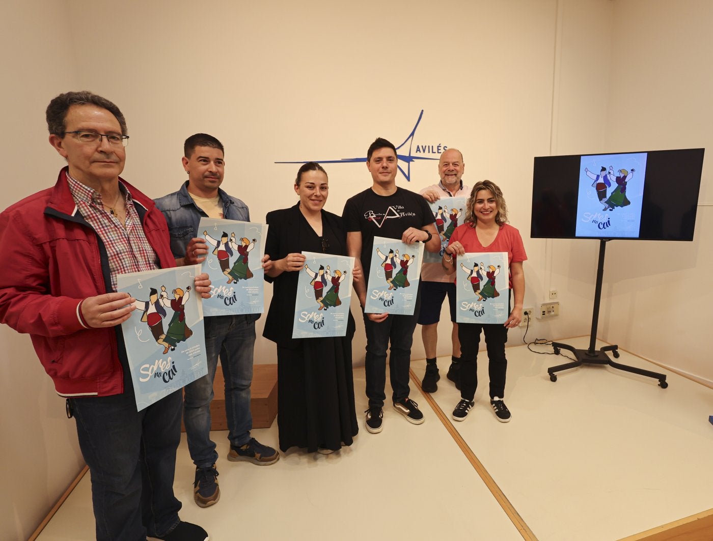 Las cinco agrupaciones folclóricas junto a la concejala de Festejos, ayer en la presentación.