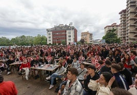 El aparcamiento de El Molinón se llenó de jóvenes para seguir el partido.