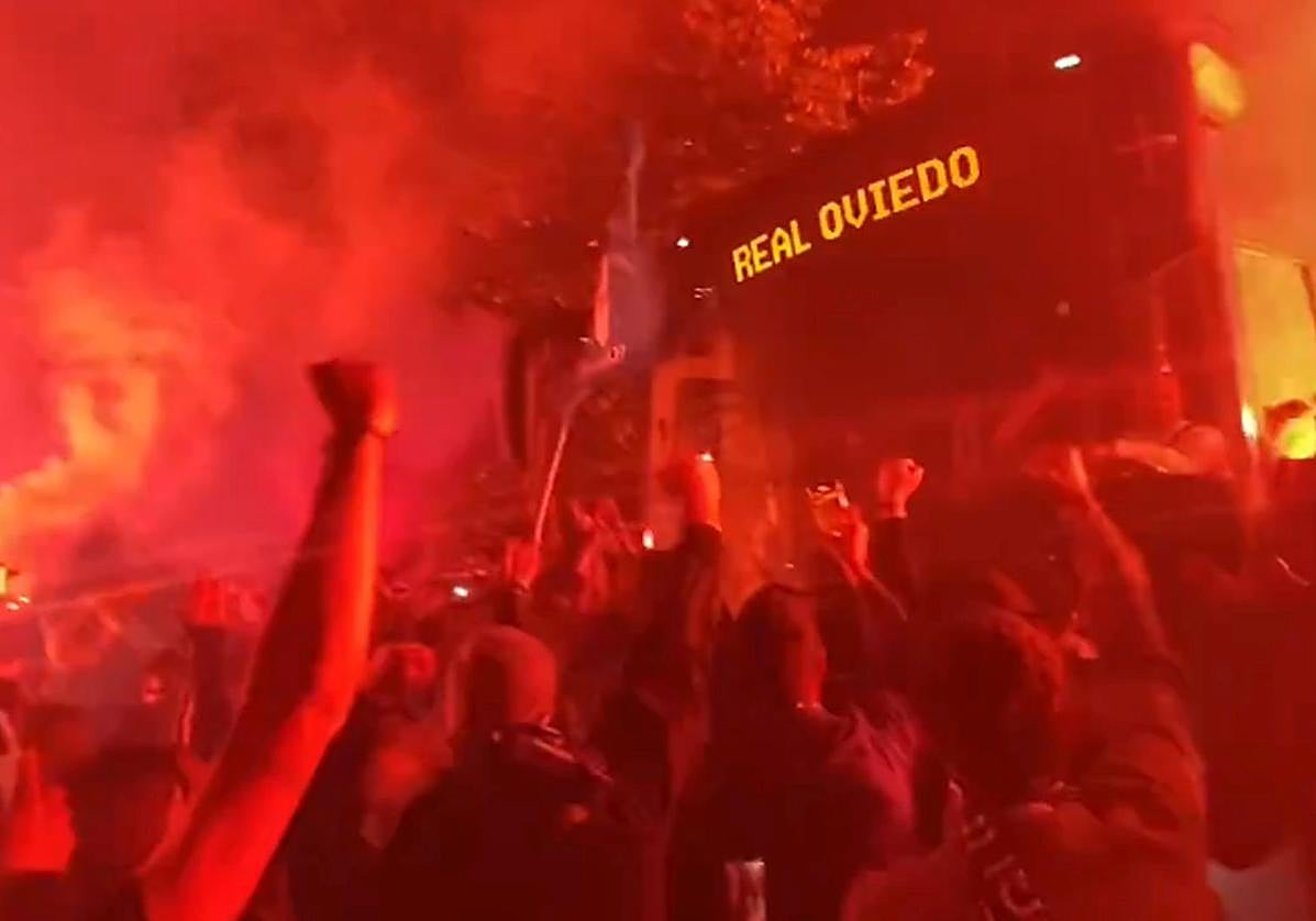 Imagen del recibiemiento al Oviedo de la afición esta madrugada tras su victoria ante el Eibar en Ipurúa.