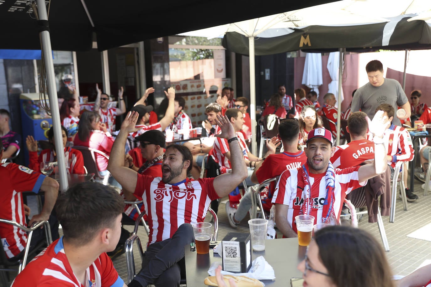 La grada rojiblanca se traslada a Cornellá: los ánimos de la afición del Sporting