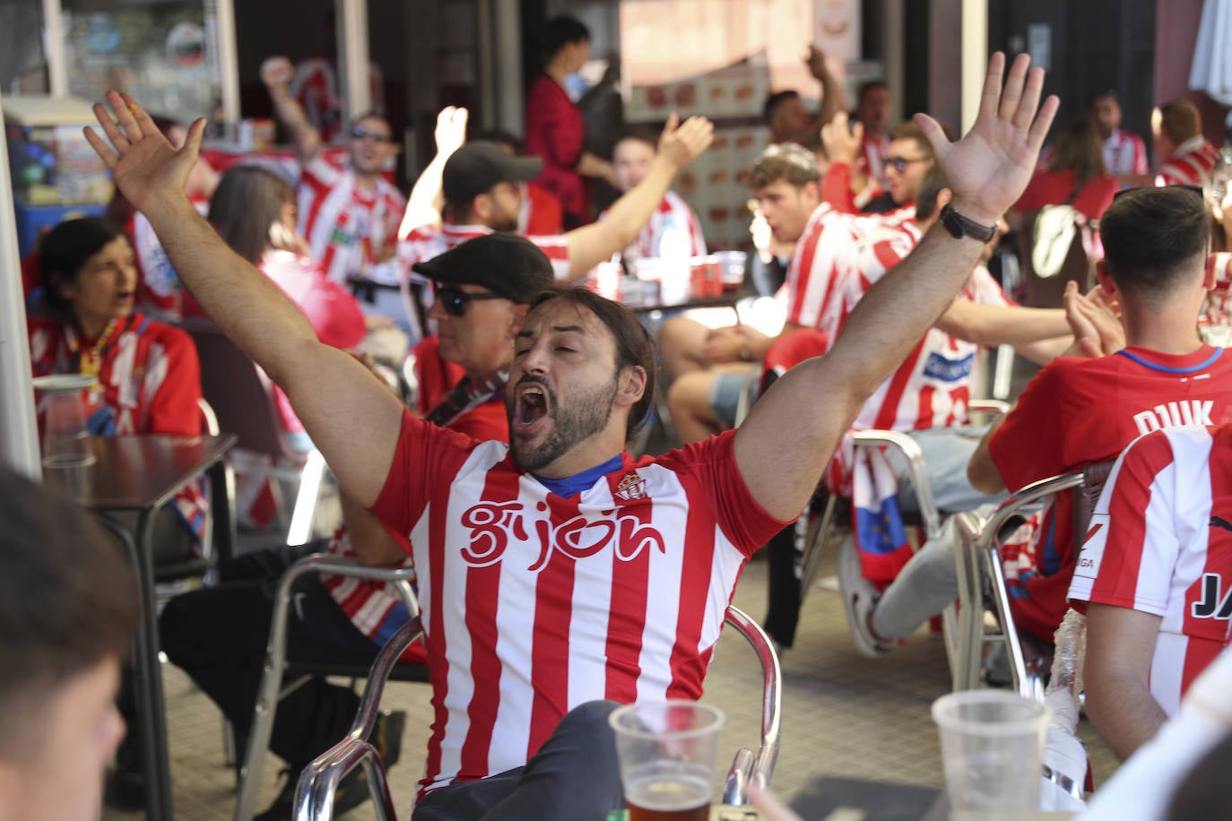 La grada rojiblanca se traslada a Cornellá: los ánimos de la afición del Sporting