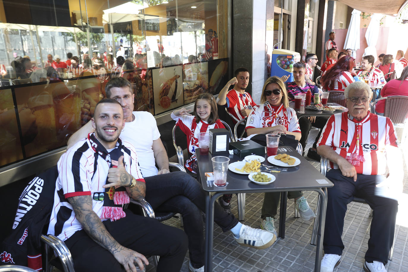 La grada rojiblanca se traslada a Cornellá: los ánimos de la afición del Sporting