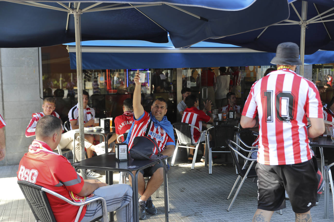 La grada rojiblanca se traslada a Cornellá: los ánimos de la afición del Sporting