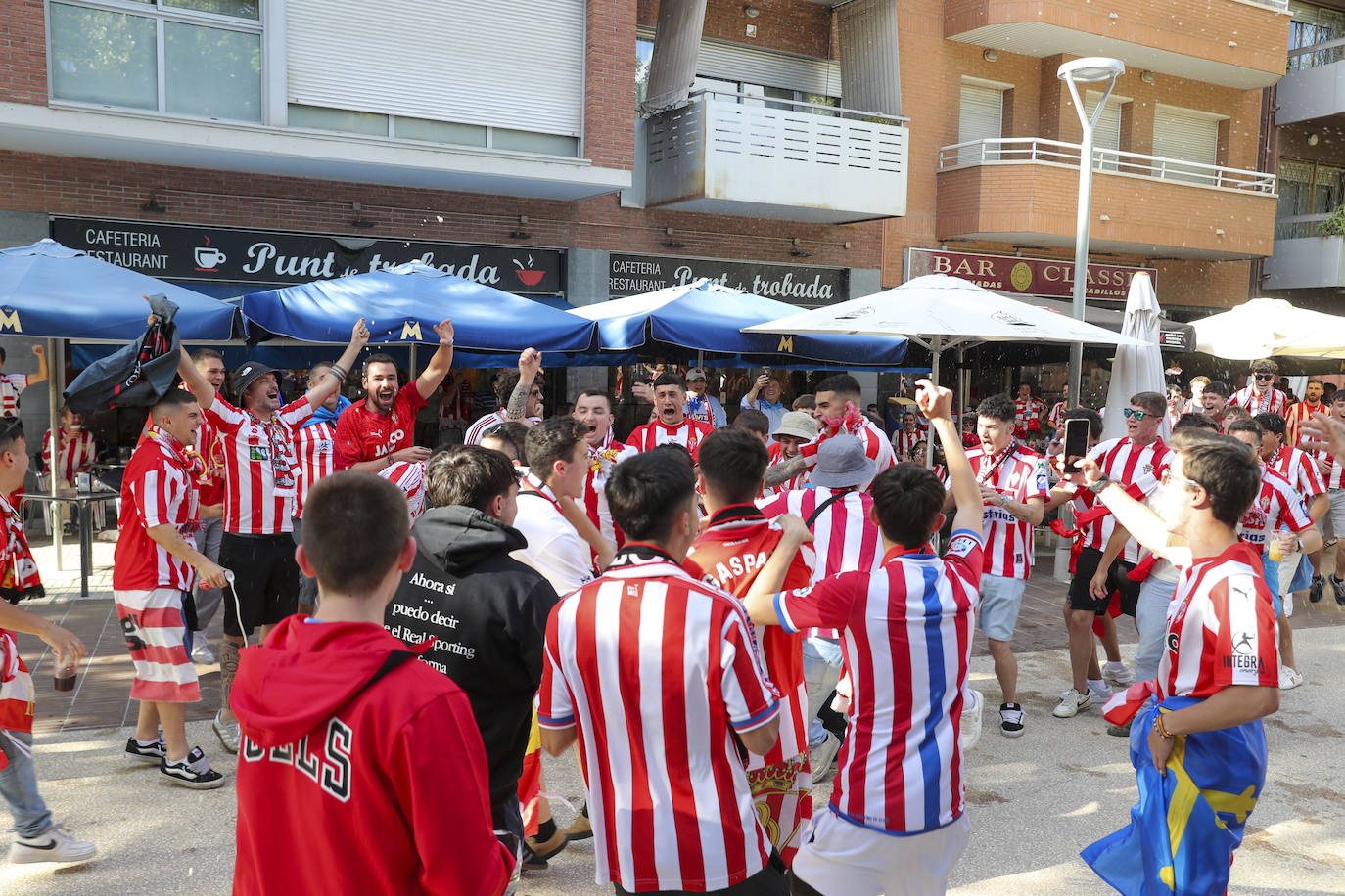 La grada rojiblanca se traslada a Cornellá: los ánimos de la afición del Sporting