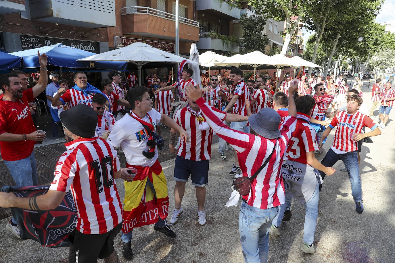 La grada rojiblanca se traslada a Cornellá: los ánimos de la afición del Sporting