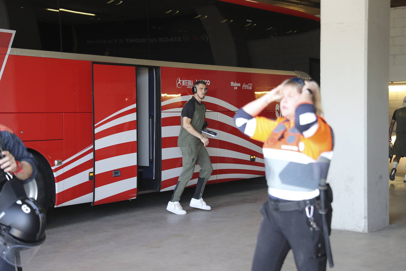 La grada rojiblanca se traslada a Cornellá: los ánimos de la afición del Sporting