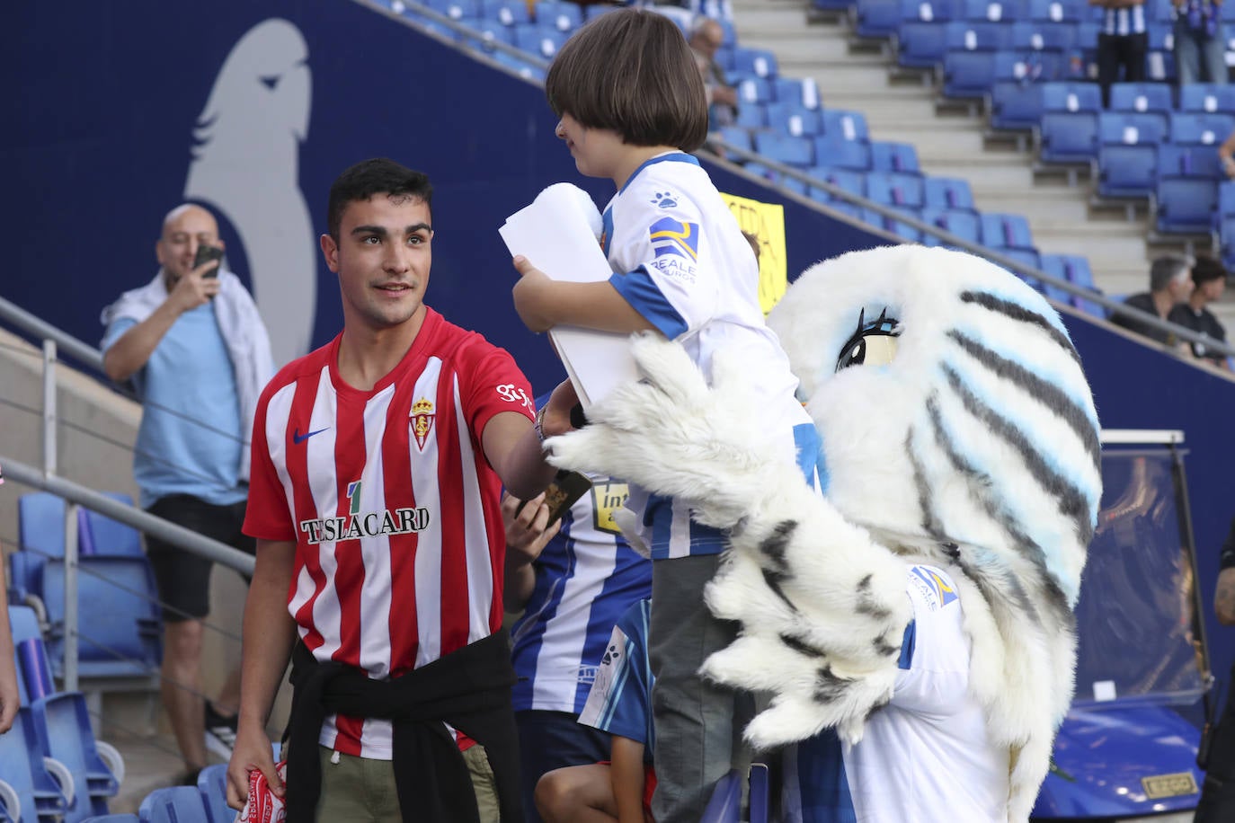 La grada rojiblanca se traslada a Cornellá: los ánimos de la afición del Sporting