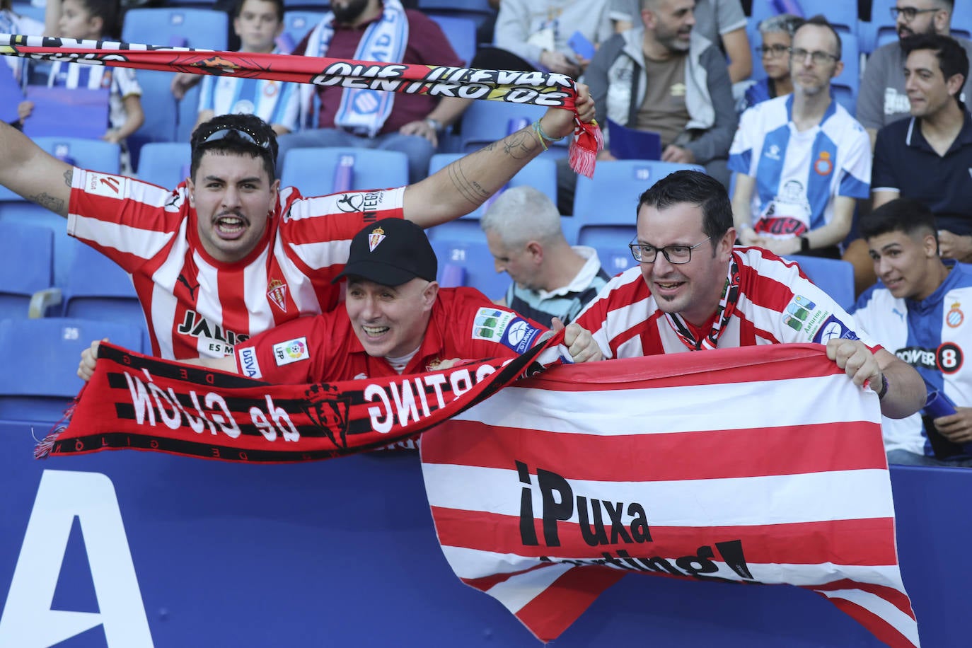 La grada rojiblanca se traslada a Cornellá: los ánimos de la afición del Sporting