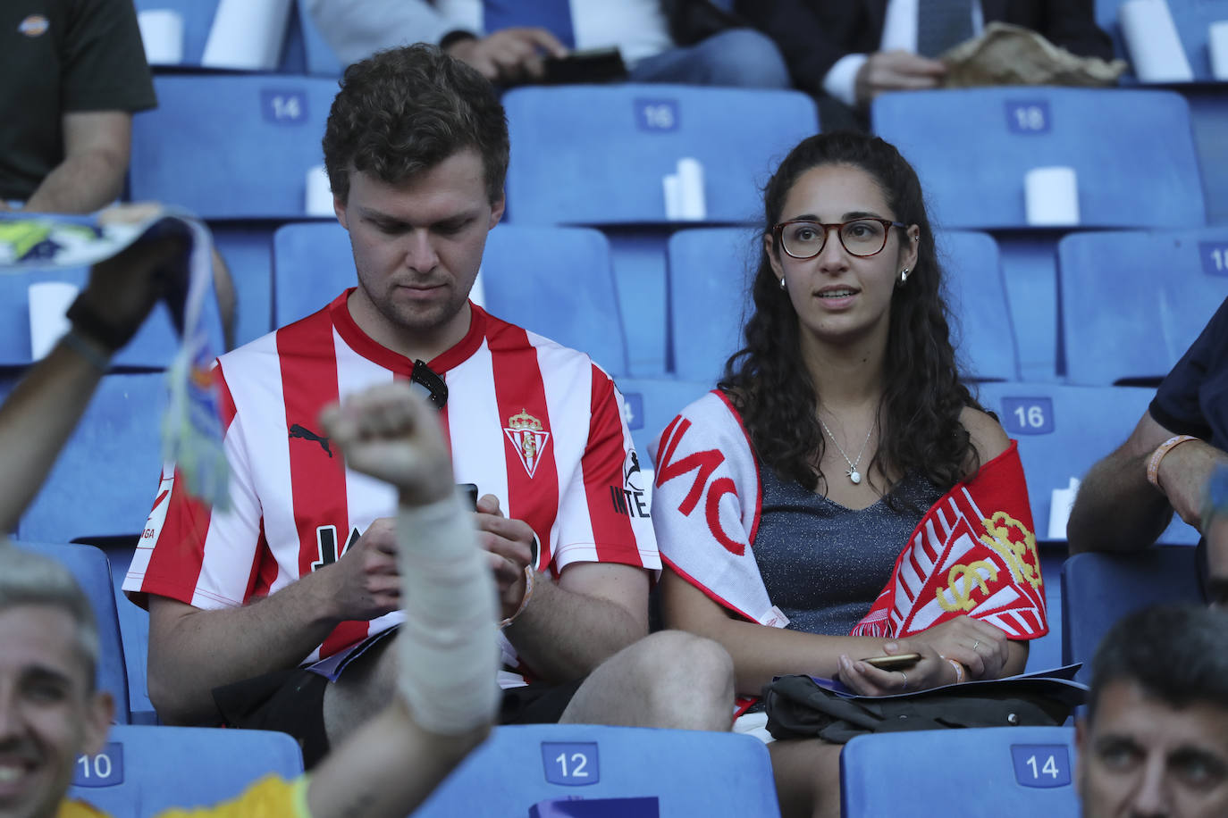 La grada rojiblanca se traslada a Cornellá: los ánimos de la afición del Sporting