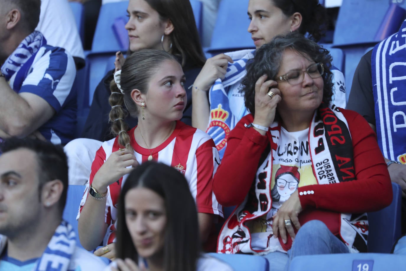 La grada rojiblanca se traslada a Cornellá: los ánimos de la afición del Sporting