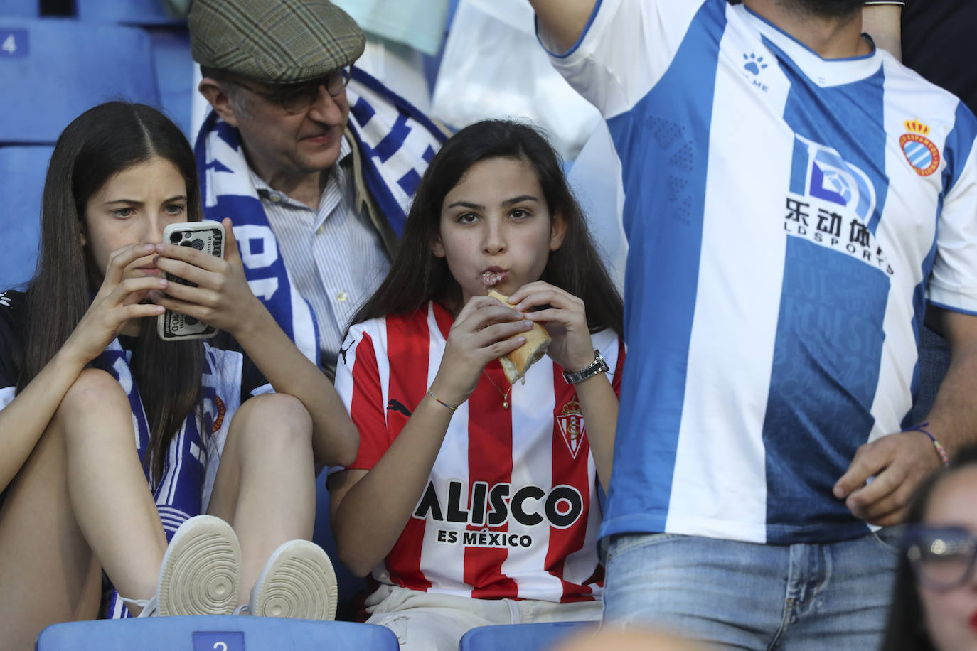 La grada rojiblanca se traslada a Cornellá: los ánimos de la afición del Sporting