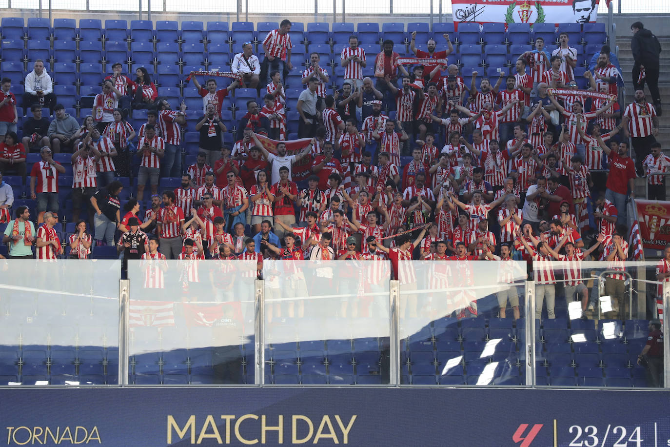 La grada rojiblanca se traslada a Cornellá: los ánimos de la afición del Sporting