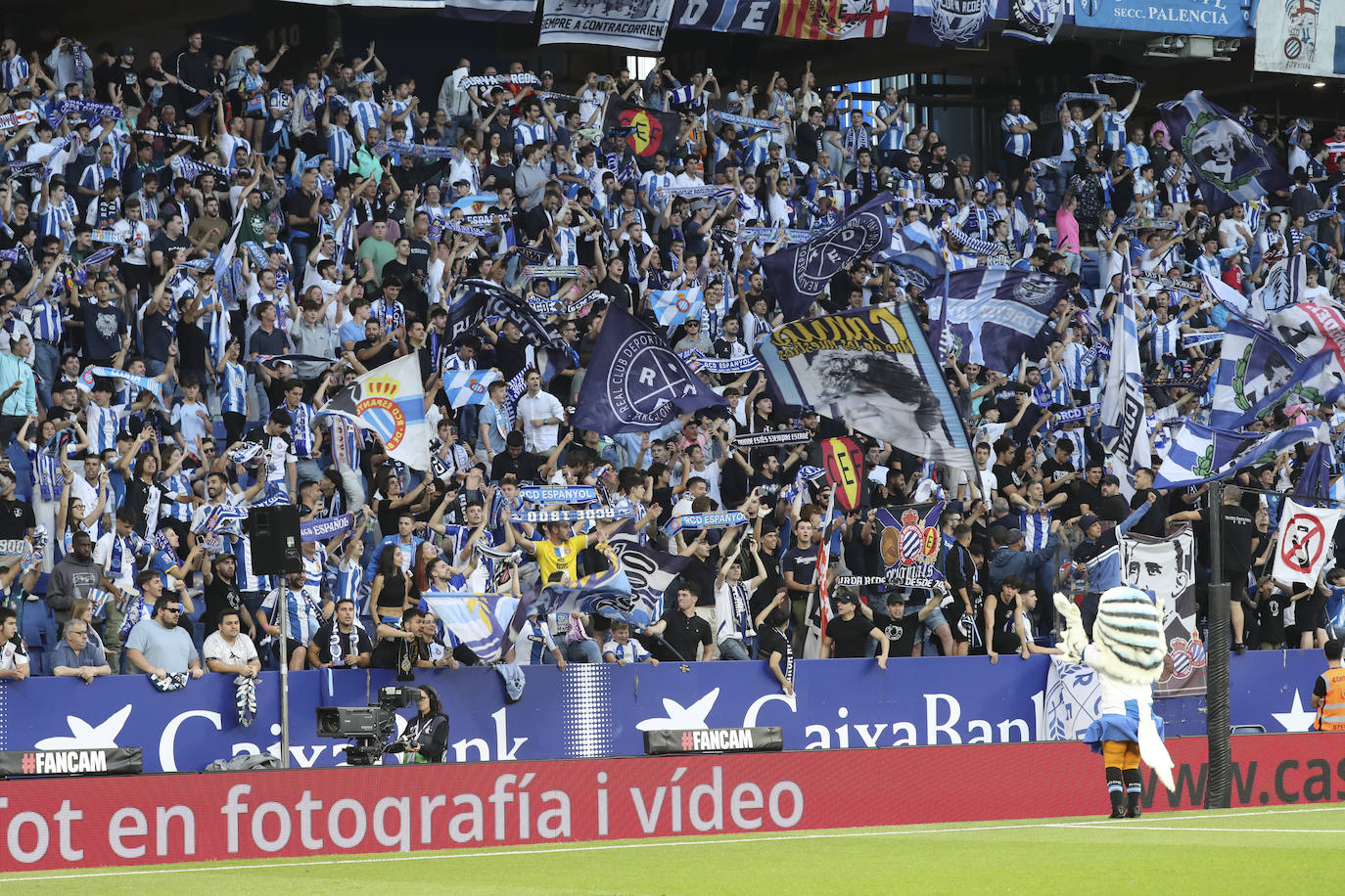 La grada rojiblanca se traslada a Cornellá: los ánimos de la afición del Sporting