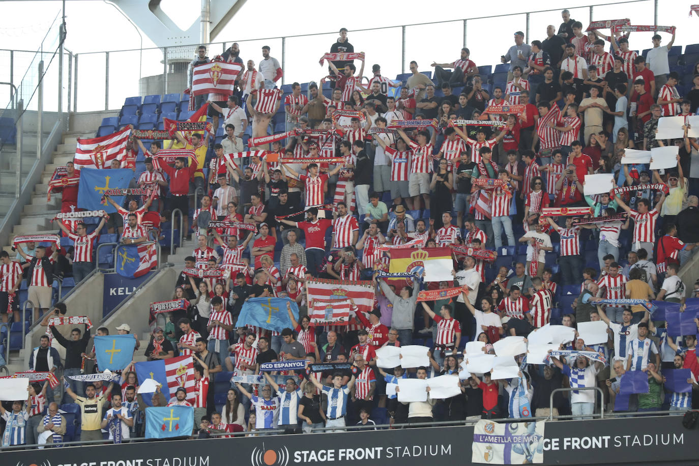 La grada rojiblanca se traslada a Cornellá: los ánimos de la afición del Sporting