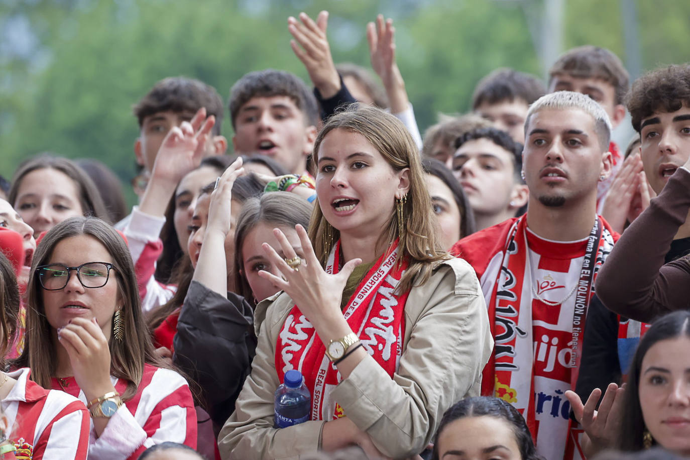 Nervios, tensión y tristeza: así se vivió el partido Espanyol - Sporting de Gijón en los aledaños de El Molinón