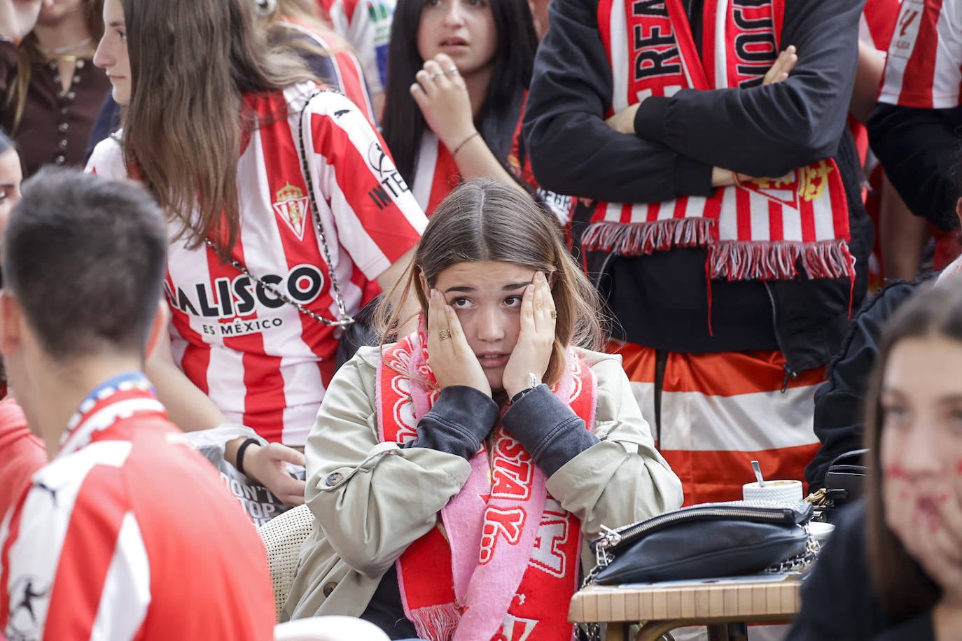 Nervios, tensión y tristeza: así se vivió el partido Espanyol - Sporting de Gijón en los aledaños de El Molinón