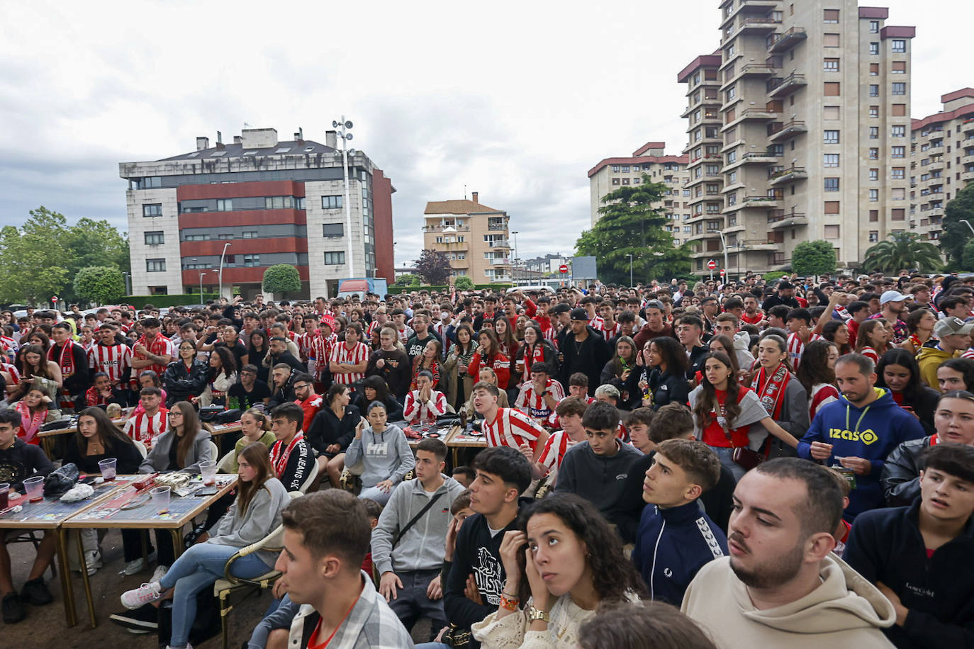 Nervios, tensión y tristeza: así se vivió el partido Espanyol - Sporting de Gijón en los aledaños de El Molinón