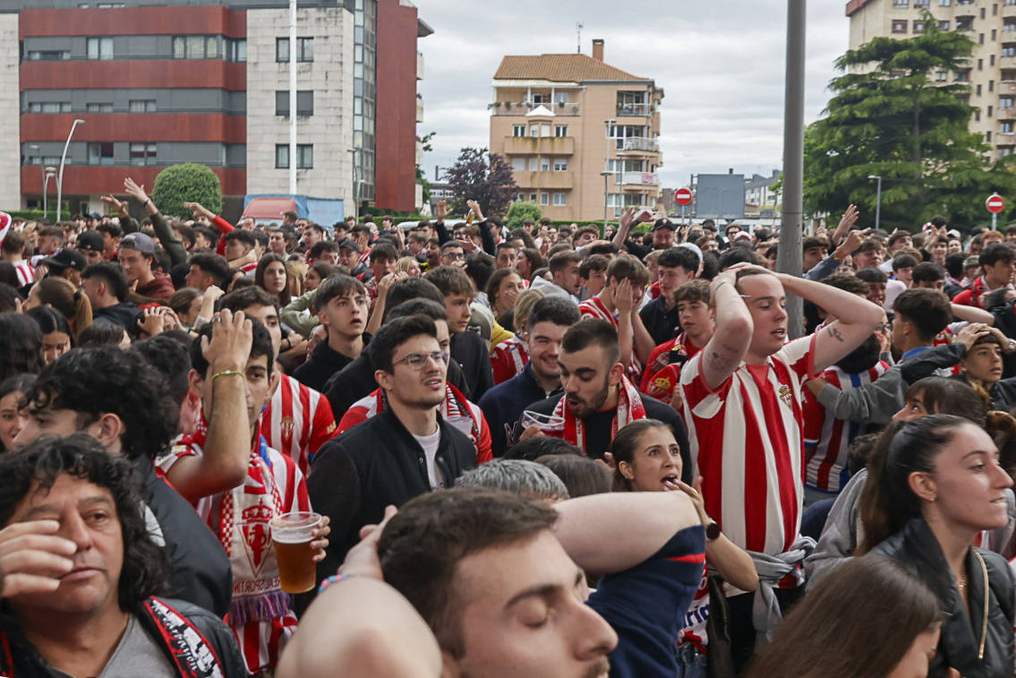 Nervios, tensión y tristeza: así se vivió el partido Espanyol - Sporting de Gijón en los aledaños de El Molinón