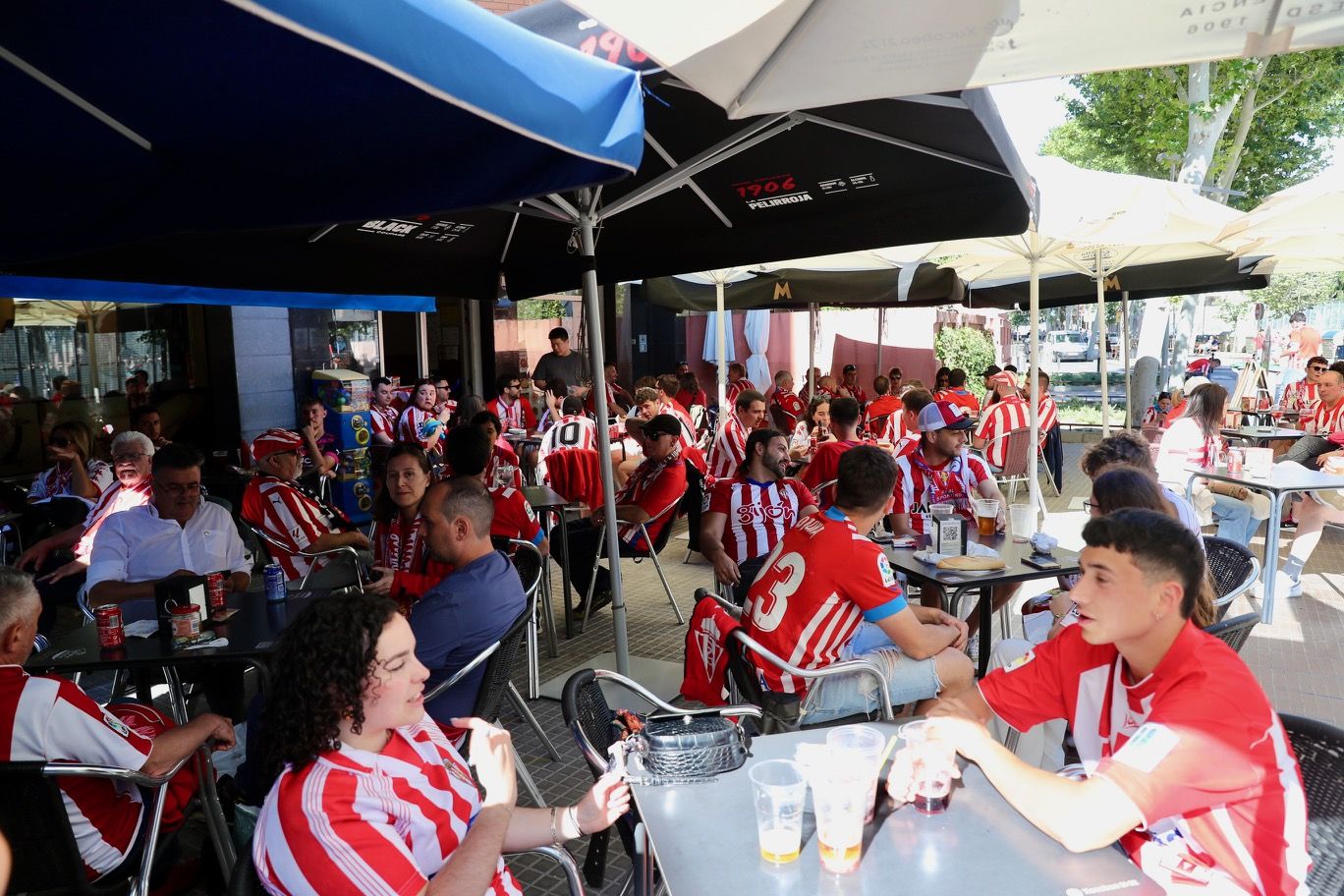 La grada rojiblanca se traslada a Cornellá: los ánimos de la afición del Sporting