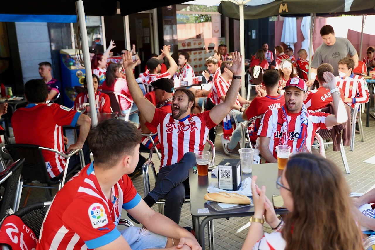 La grada rojiblanca se traslada a Cornellá: los ánimos de la afición del Sporting