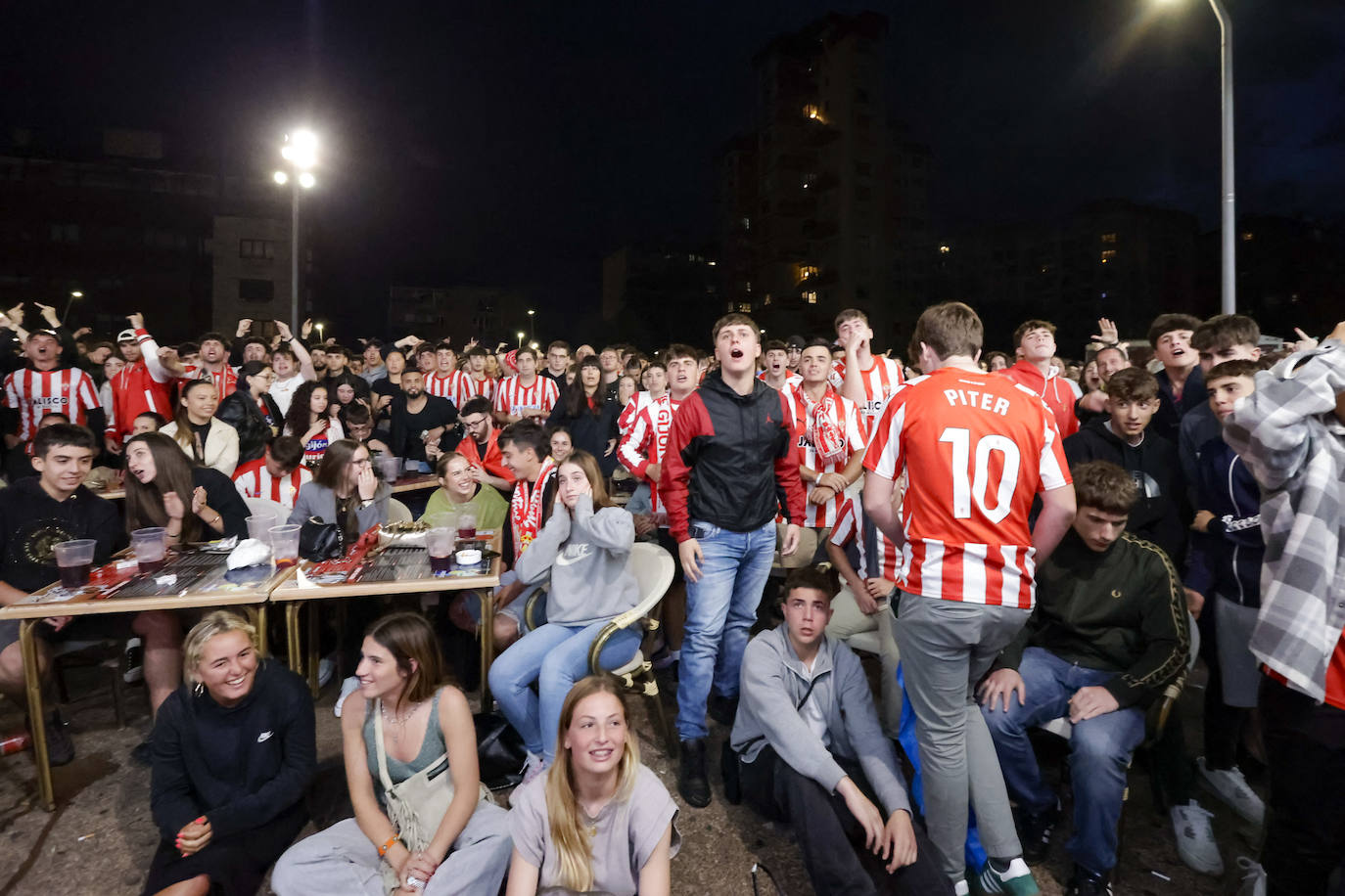 Nervios, tensión y tristeza: así se vivió el partido Espanyol - Sporting de Gijón en los aledaños de El Molinón