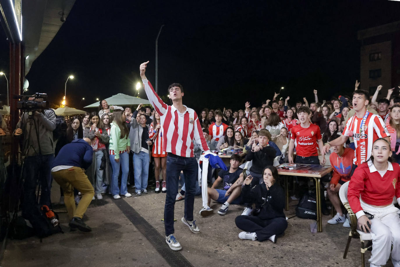 Nervios, tensión y tristeza: así se vivió el partido Espanyol - Sporting de Gijón en los aledaños de El Molinón