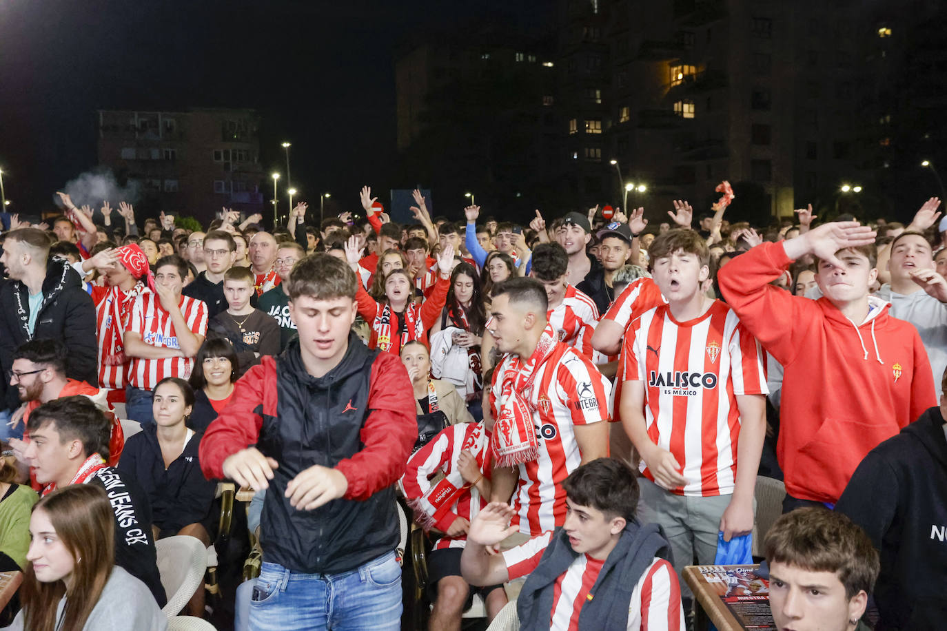 Nervios, tensión y tristeza: así se vivió el partido Espanyol - Sporting de Gijón en los aledaños de El Molinón