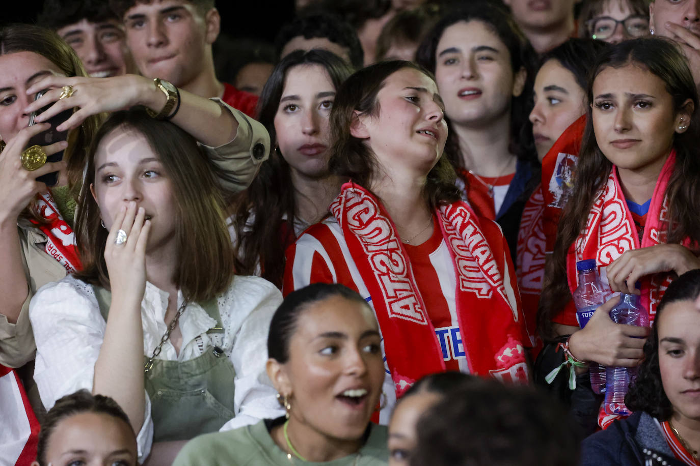 Nervios, tensión y tristeza: así se vivió el partido Espanyol - Sporting de Gijón en los aledaños de El Molinón