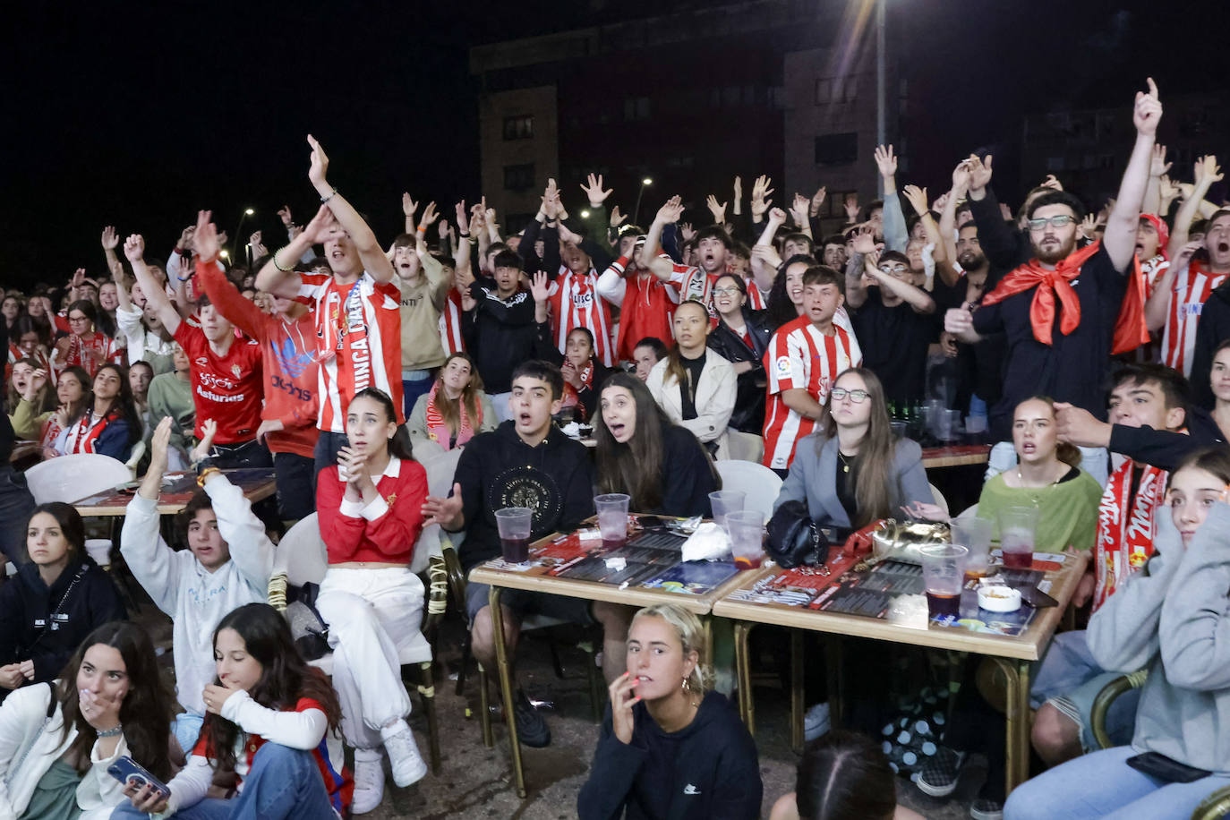 Nervios, tensión y tristeza: así se vivió el partido Espanyol - Sporting de Gijón en los aledaños de El Molinón