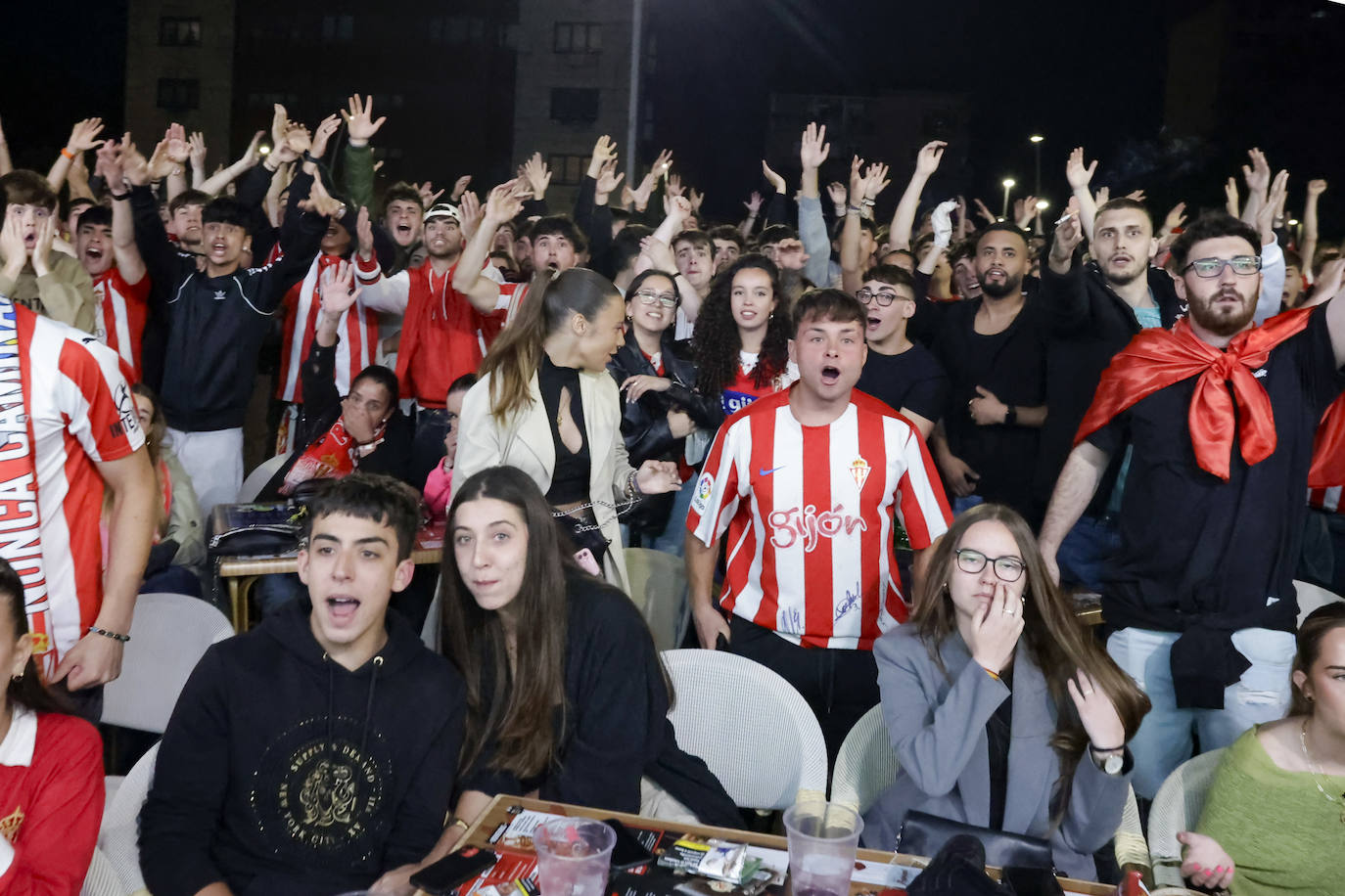 Nervios, tensión y tristeza: así se vivió el partido Espanyol - Sporting de Gijón en los aledaños de El Molinón