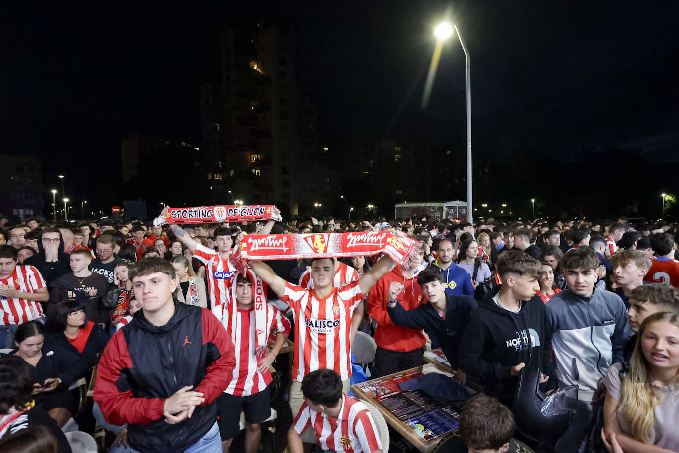 Nervios, tensión y tristeza: así se vivió el partido Espanyol - Sporting de Gijón en los aledaños de El Molinón