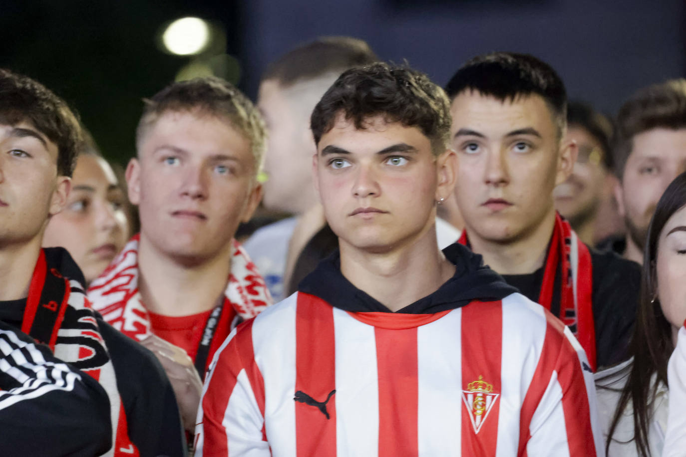 Nervios, tensión y tristeza: así se vivió el partido Espanyol - Sporting de Gijón en los aledaños de El Molinón