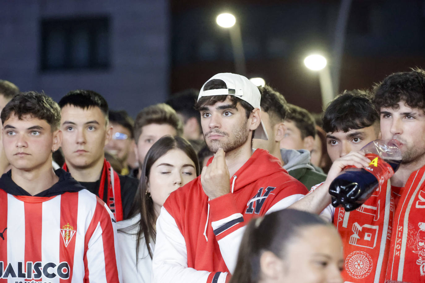 Nervios, tensión y tristeza: así se vivió el partido Espanyol - Sporting de Gijón en los aledaños de El Molinón