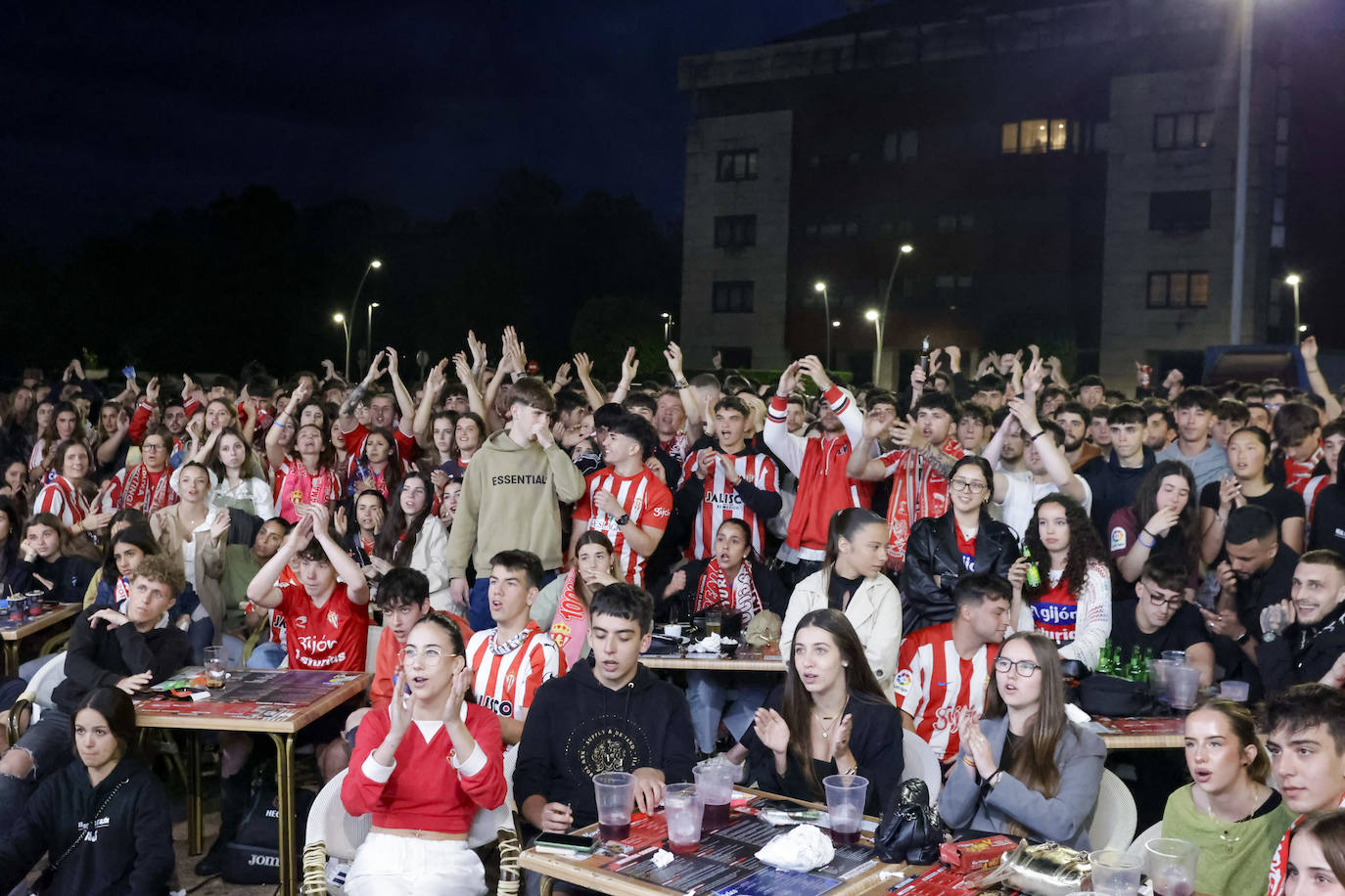 Nervios, tensión y tristeza: así se vivió el partido Espanyol - Sporting de Gijón en los aledaños de El Molinón