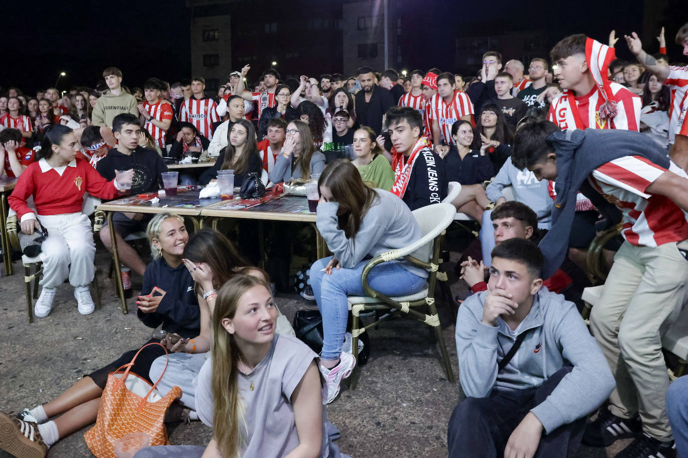 Nervios, tensión y tristeza: así se vivió el partido Espanyol - Sporting de Gijón en los aledaños de El Molinón