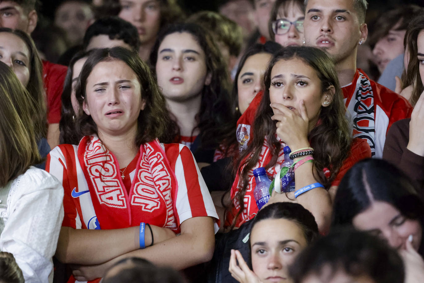 Nervios, tensión y tristeza: así se vivió el partido Espanyol - Sporting de Gijón en los aledaños de El Molinón