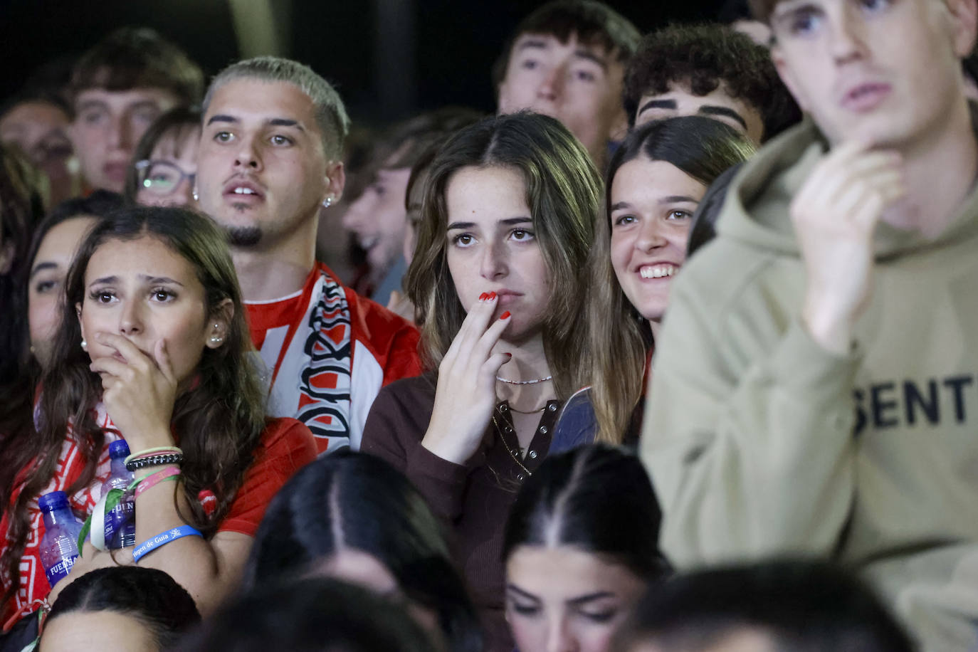 Nervios, tensión y tristeza: así se vivió el partido Espanyol - Sporting de Gijón en los aledaños de El Molinón