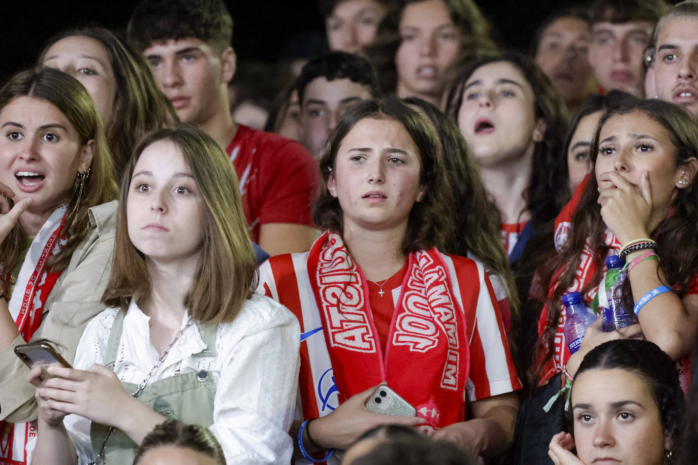 Nervios, tensión y tristeza: así se vivió el partido Espanyol - Sporting de Gijón en los aledaños de El Molinón