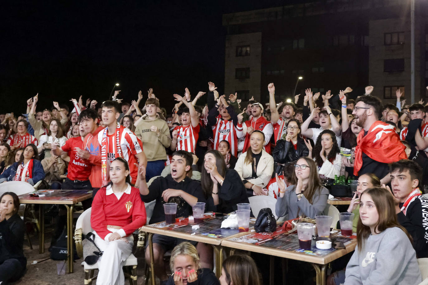 Nervios, tensión y tristeza: así se vivió el partido Espanyol - Sporting de Gijón en los aledaños de El Molinón