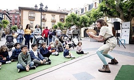'Food truck de libros'. La compañíaMar Rojo Teatro en la plaza Daoiz y Velarde.