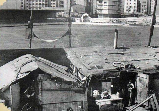 Chabolas pegadas al campo de futbol de Los Fresno. 1975