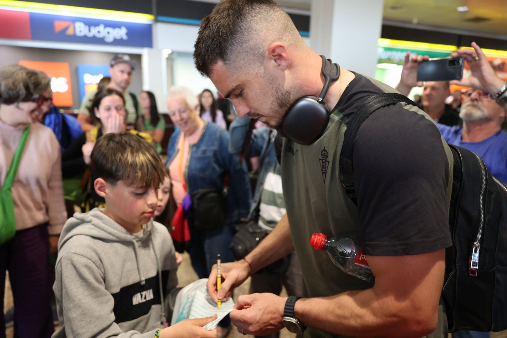 Aliento al Sporting en el aeropuerto de Asturias: así fue la calurosa bienvenida del club