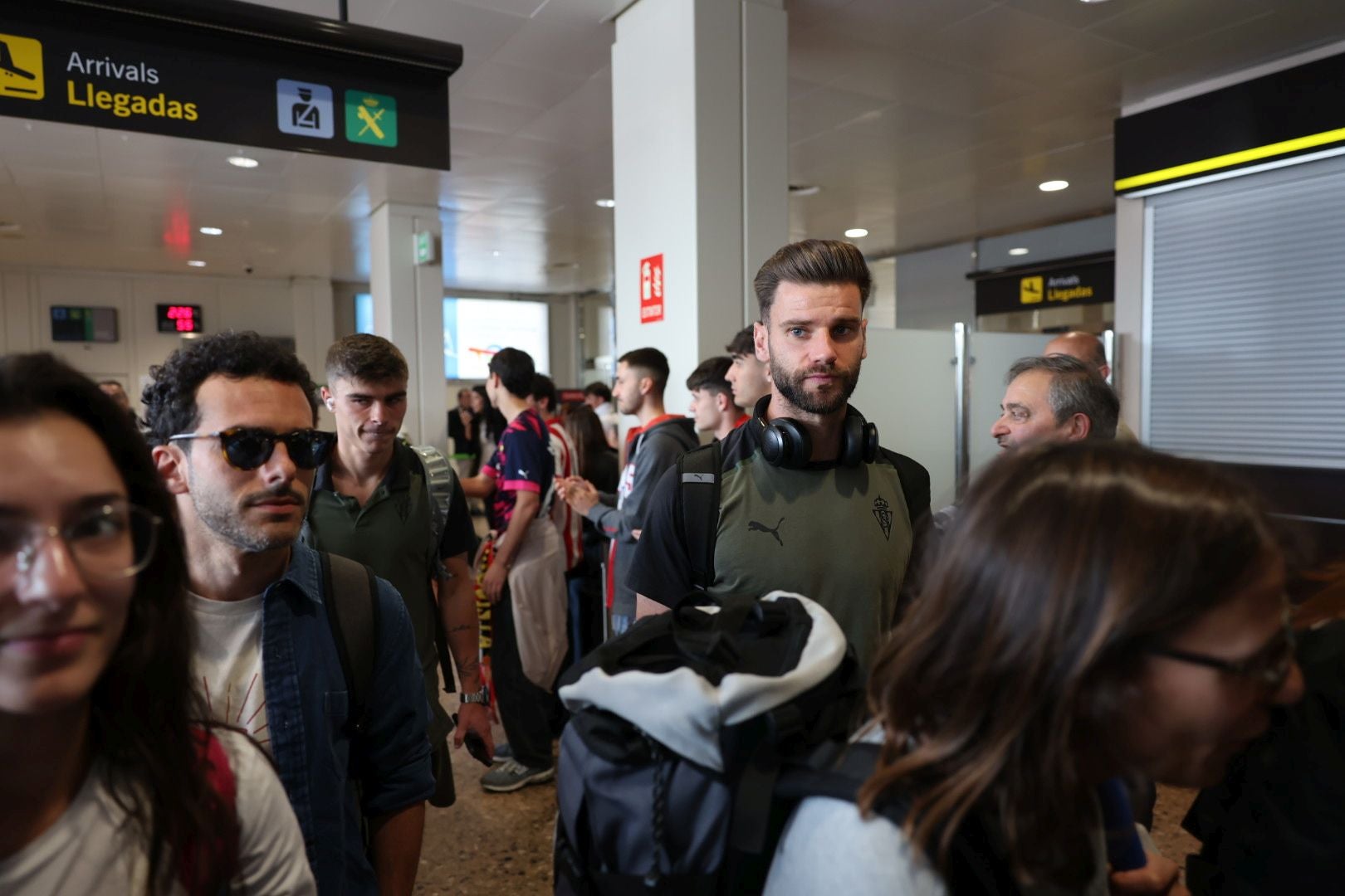 Aliento al Sporting en el aeropuerto de Asturias: así fue la calurosa bienvenida del club