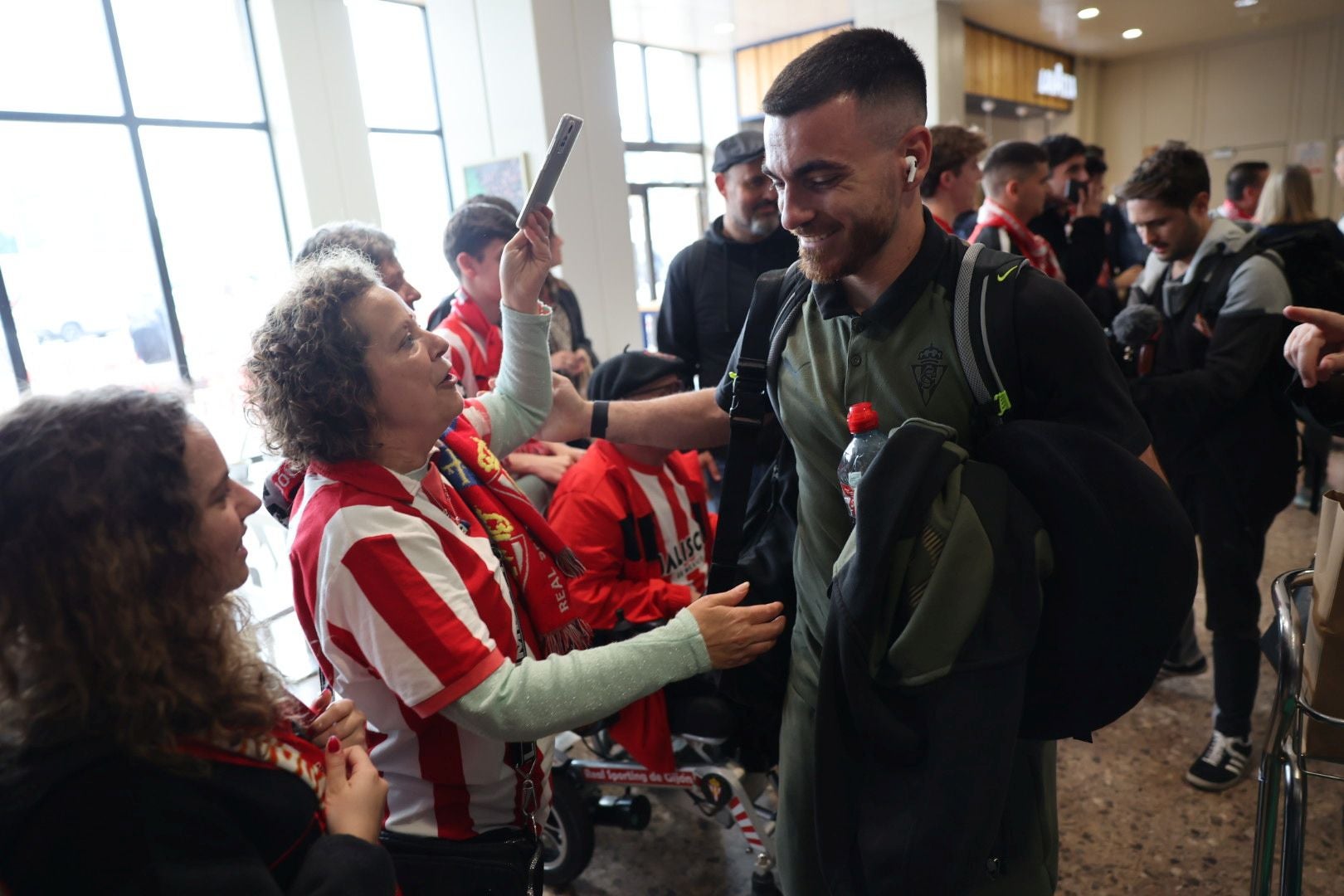 Aliento al Sporting en el aeropuerto de Asturias: así fue la calurosa bienvenida del club