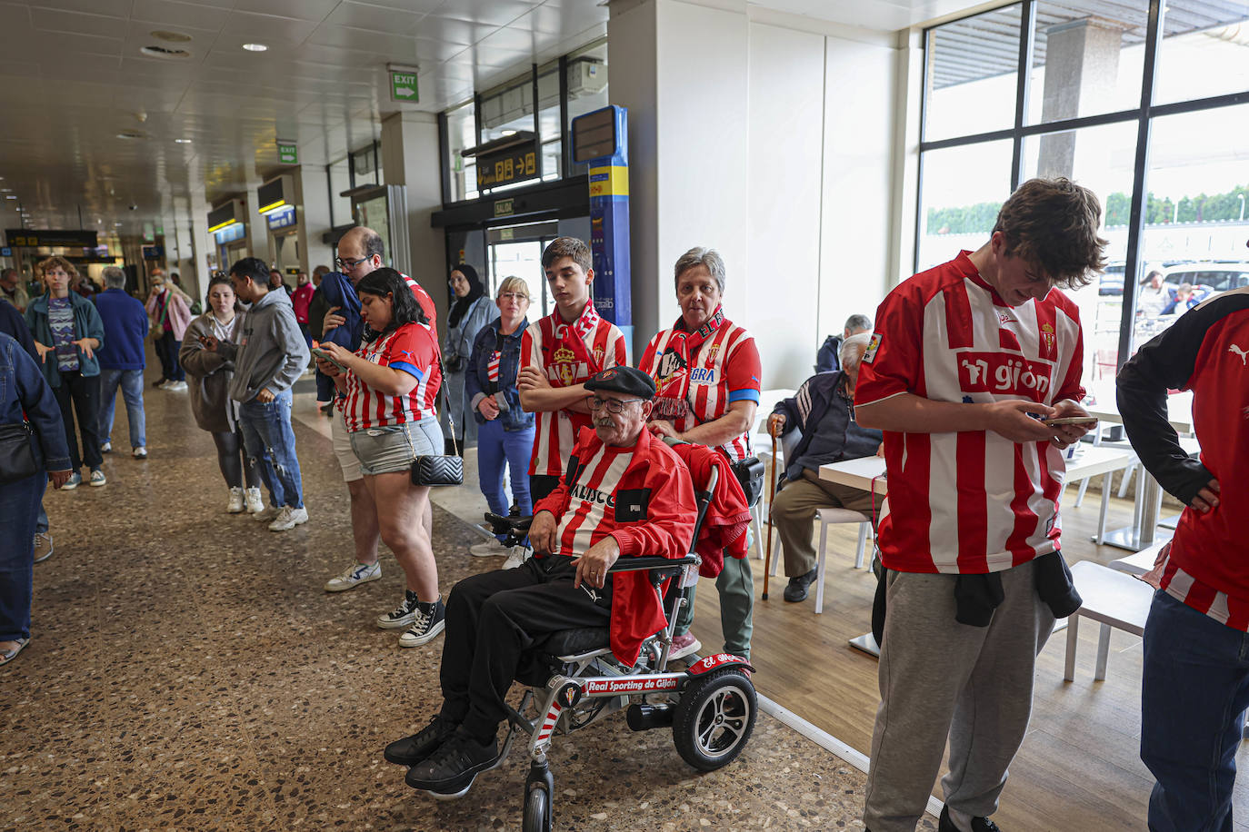 Aliento al Sporting en el aeropuerto de Asturias: así fue la calurosa bienvenida del club