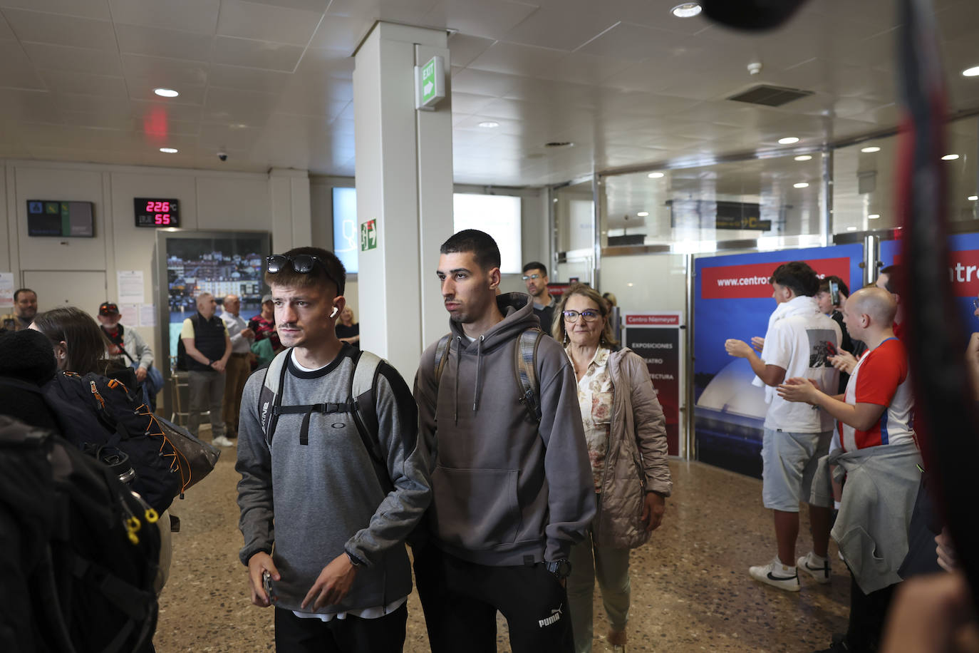 Aliento al Sporting en el aeropuerto de Asturias: así fue la calurosa bienvenida del club